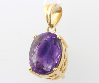 An 18ct yellow gold oval cut amethyst pendant 4.5 grams, 22mm