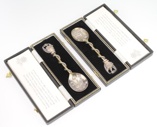 Two cased silver commemorative spoons "The Investiture of The Prince of Wales" London 1969, 164 grams