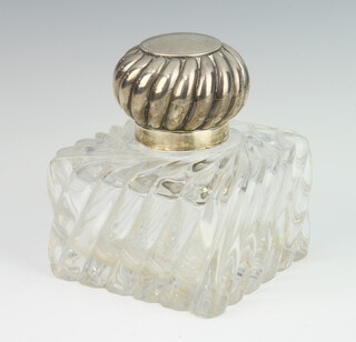An Edwardian silver mounted inkwell with demi-fluted lid Birmingham 1901, 12cm
