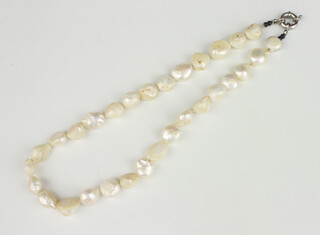 A string of freshwater pearls 47cm 