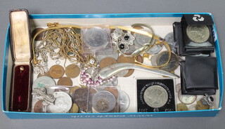 An Edwardian gold tie pin, minor costume jewellery and coins