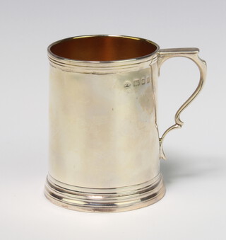 An Edwardian silver mug of plain form, London 1906, 8cm, 136 grams
