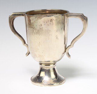 An Edwardian silver 2 handled trophy cup 290 grams, Birmingham 1902, 16cm 