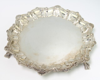 An Edwardian silver card tray with Chippendale rim on claw and ball feet, London 1901, 432 grams, 22cm 