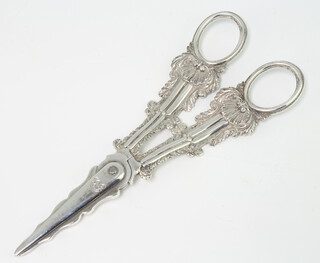 A pair of George IV silver grape scissors with shell handles, London 1825, 16.5cm, 116 grams 