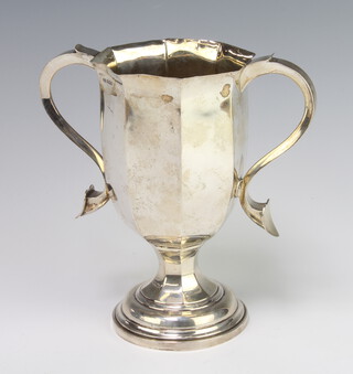 A silver octagonal 2 handled presentation trophy 18cm, Sheffield 1907, 374 grams