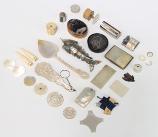 A mother of pearl mounted aide memoire, an articulated fish and minor items