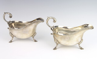 A pair of Edwardian silver sauce boats with S scroll handles on hoof feet London 1905, 780 grams 