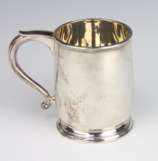 A silver tankard of plain form with S scroll handle Sheffield 1931, 295 grams, 11cm 