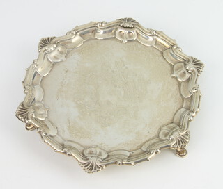 An Edwardian silver card tray with Chippendale rim and engraved monogram on hoof feet, London 1908, 16cm, 164 grams 