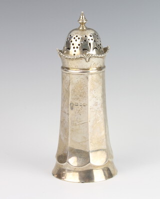An Edwardian silver sugar shaker of octagonal form 190 grams 15cm 