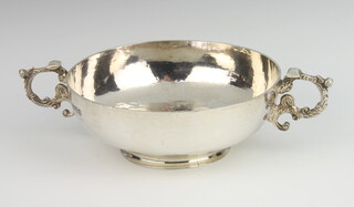 An Edwardian silver hammer pattern 2 handled quaich with coin set base Chester 1901, 19cm, 246 grams 
