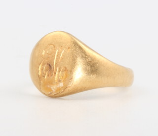 A gentleman's 18ct yellow gold signet ring with engraved monogram 5.8 grams, size H 