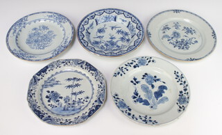 Four 18th Century Chinese plates decorated with flowers 23cm, ditto bowl 22cm 