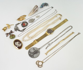 A stylish Continental paste set pendant and minor jewellery
