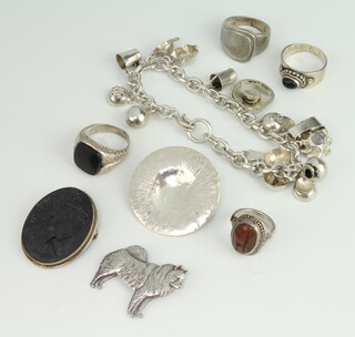 A stylish circular silver brooch and minor silver jewellery, gross 90 grams 