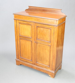 An Edwardian rectangular inlaid mahogany cabinet with raised back, interior fitted shelves enclosed by panelled doors raised on bracket feet 115cm h x 90cm w x 37cm d 