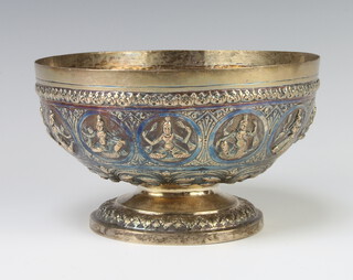 An engine turned circular silver pedestal bowl decorated with figures 244 grams, 17cm 