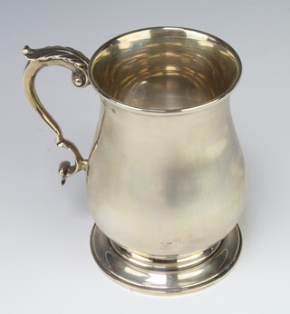 A Georgian design silver baluster mug with S scroll handle, Birmingham 1942, 342 grams, 14cm 