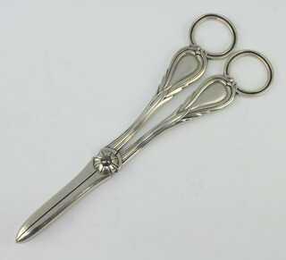 A pair of silver lily pattern grape scissors London 1921, 122 grams 