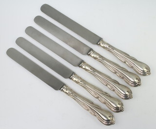 Five silver handled lily pattern table knives Sheffield 1913