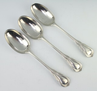 Three Victorian silver lily pattern tablespoons London 1896, 268 grams 