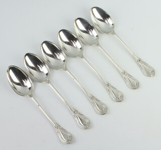 A set of 6 Victorian silver lily pattern dessert spoons Sheffield 1899, 410 grams 