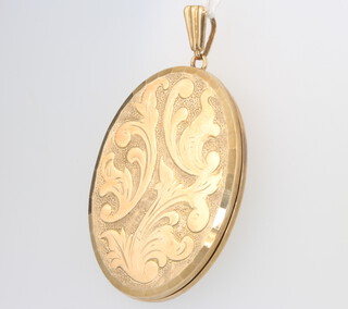 An oval 9ct yellow gold engraved locket 14 grams gross, 43mm 