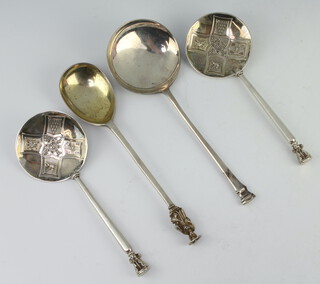 A pair of Edwardian silver apostle spoons London 1904 and 2 others, 302 grams 