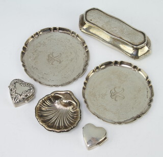 A sterling silver shell dish 4cm, 2 heart shaped pill boxes, a trinket box and 2 trays, 162 grams 