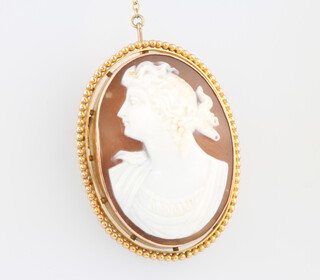 A 9ct yellow gold mounted cameo brooch, portrait of a lady 45mm x 35mm 