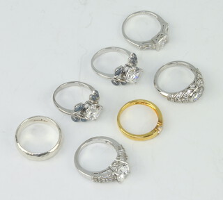 A silver dress ring size M, 7 others