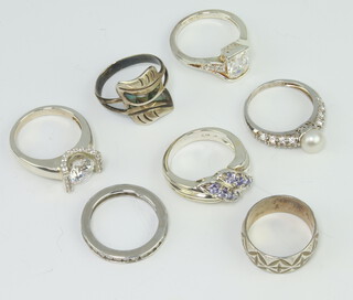 A silver dress ring size M and 6 others