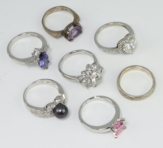 A silver dress ring size N and 6 others