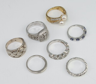 A silver dress ring size M and 6 others