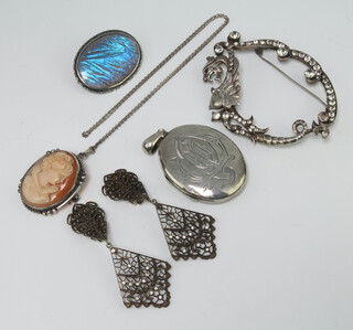 An Edwardian oval silver locket and minor silver jewellery