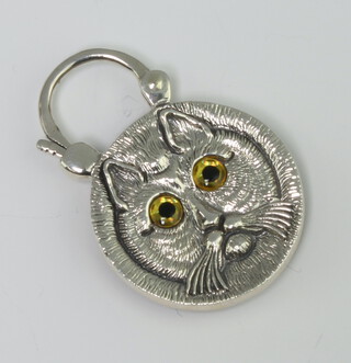 A silver hardstone and glass inlaid cat keyring 3.5cm 