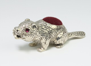 A sterling silver pin cushion in the form of a beaver, 5cm 