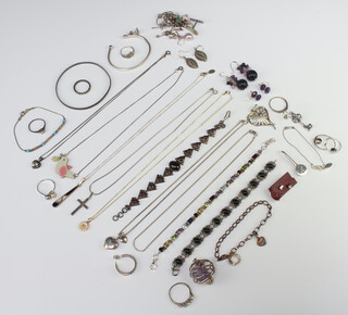 A quantity of modern silver jewellery 