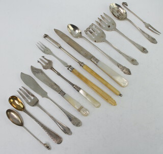 A silver butter knife Sheffield 1923, minor spoons and forks weighable silver, 180 grams 
