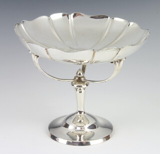 An Arts & Crafts Edwardian silver tazza with swept supports Sheffield 1906, 14cm, 338 grams 