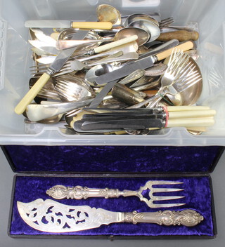 A cased pair of Edwardian silver plated fish servers together with minor plated cutlery