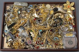 A collection of minor costume jewellery including cufflinks, gilt bangle etc 
