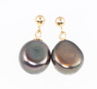 A pair of 9ct yellow gold purple/blue cultured pearl drop earrings 2 grams, 12mm 