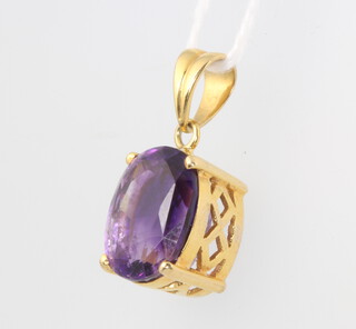 A 9ct yellow gold oval cut amethyst pendant 22mm, 4.4 grams 