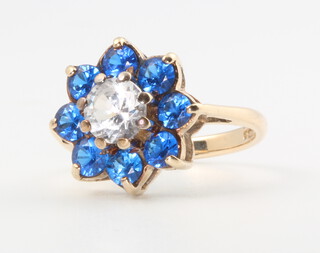 A 9ct yellow gold paste set daisy ring, size I 1/2, 3.4 grams 