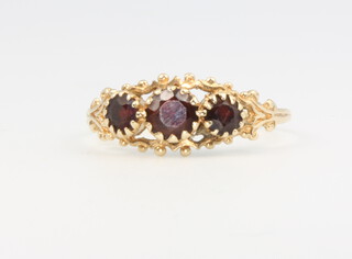 A 9ct yellow gold garnet ring size S, 1.5 grams 