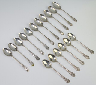 17 silver lily pattern teaspoons, mixed dates, 180 grams 