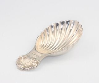 A Georgian style silver caddy spoon with shell bowl and handle, London 1977, 21 grams, 8cm 