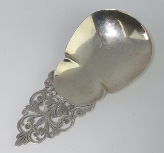An Edwardian silver caddy spoon with pierced handle Sheffield 1905, 11cm 30 grams